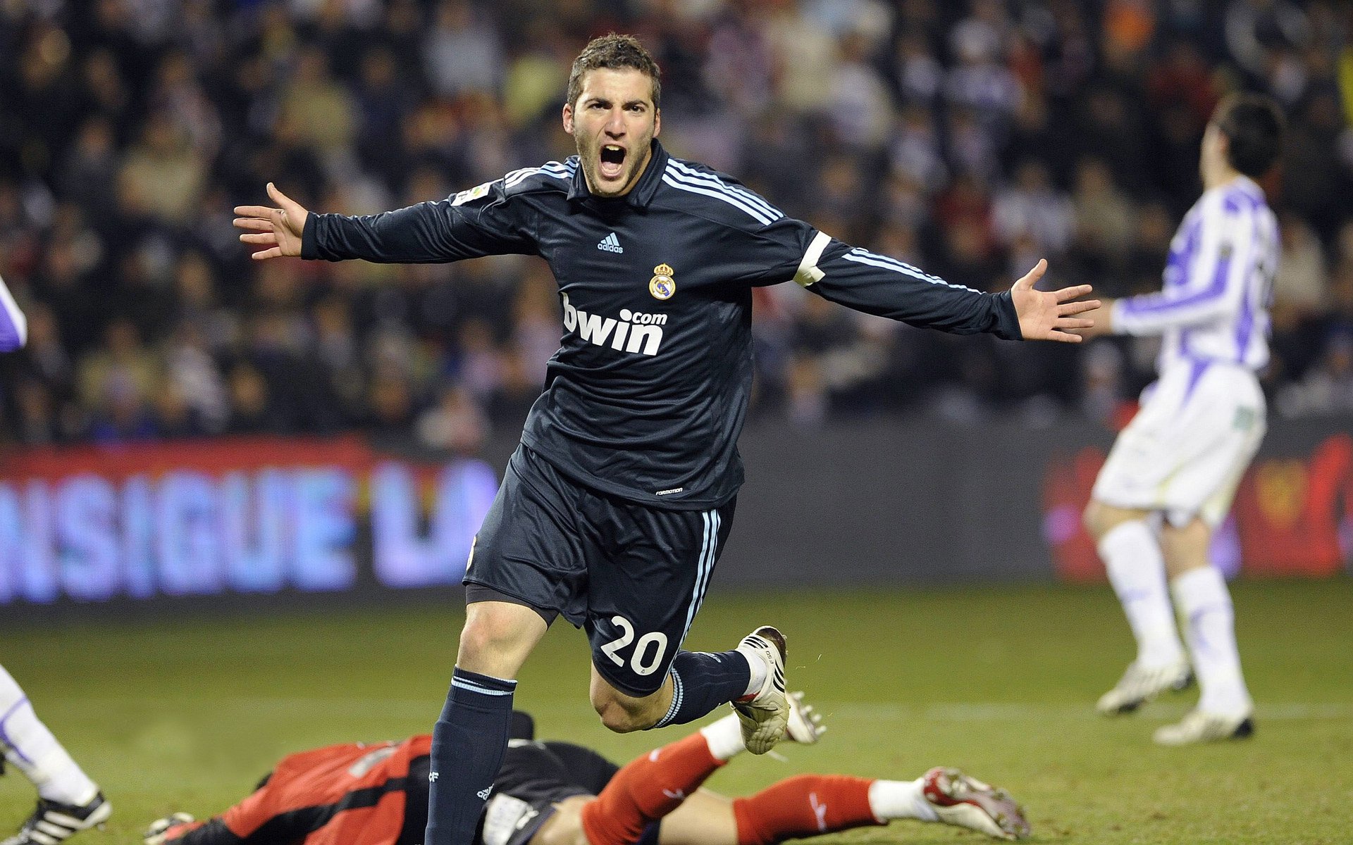 极速追逐:车队在终点线前的生死决战,极速追赶冠军是谁